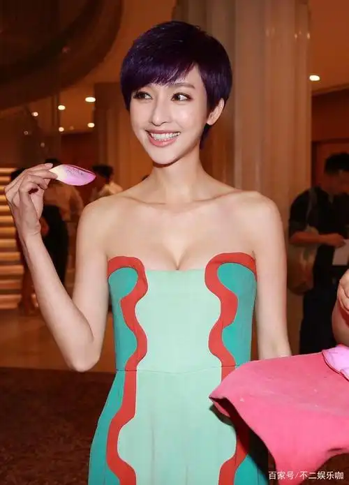 女神张俪天使的面孔和魔鬼的身材,时尚的穿搭,真的是仙女下凡