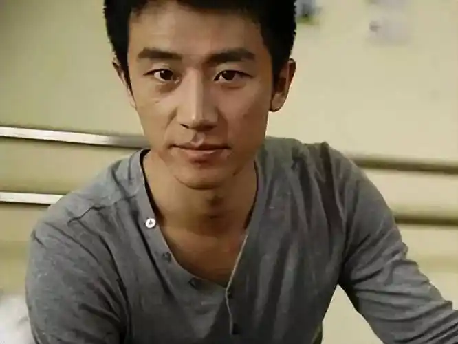 "狠人"黄轩的逆袭史,从内娱弃子到名导宠儿,几段情史太精彩