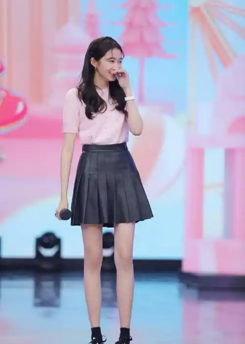 关晓彤事业迎来巅峰,又一次荣登榜首,王一博只能屈居第二,易烊千玺第