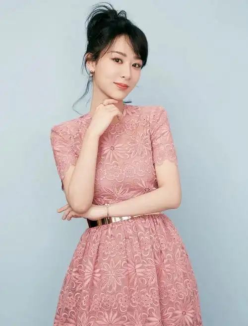 被杨紫惊艳到了,穿粉色v领长裙曲线迷人,网友:人比花娇