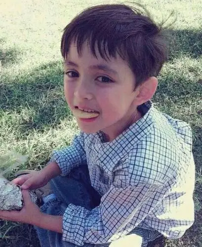 朴灿烈说完拿照片拍了拍朴灿烈的头你傻呀,有摄像机的地方就有小盆友!