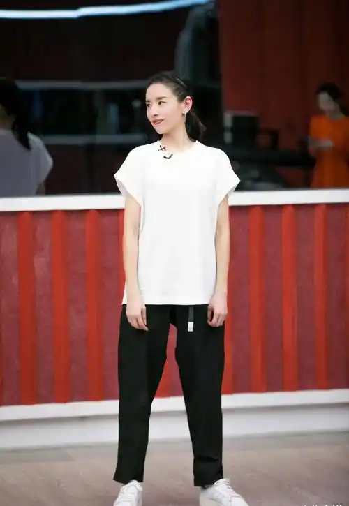 董洁可真够低调的,卫衣配牛仔裤舒适利落,但简约穿搭难掩高级感_进行