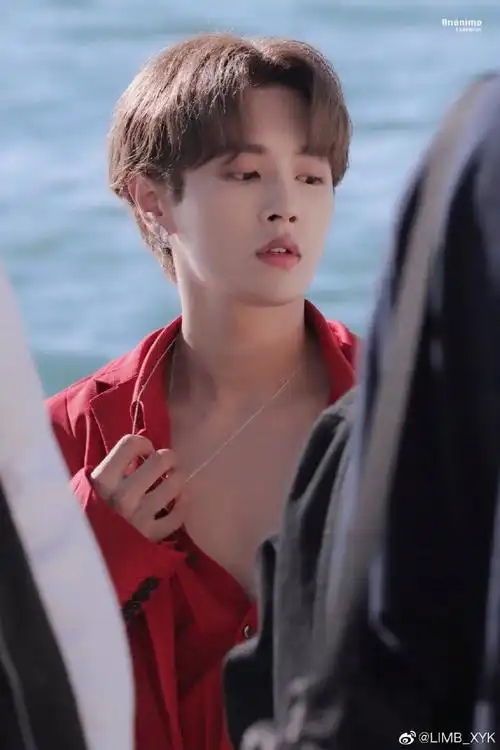 爱豆腹肌大赛#点击收获李汶翰名品腹肌,这肌肉线条,这腹肌谁顶得住啊