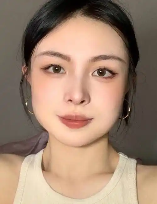 方脸别乱剪头发,这样做显脸小还减龄,氛围美女的气质直接拉满