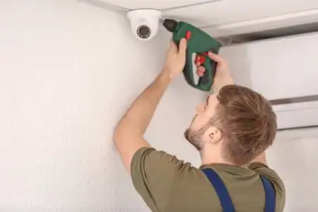 电工在室内安装安全摄像头照片