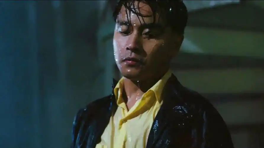 男子雨中无助的背影,让我眼眶湿润,看一次哭一次!