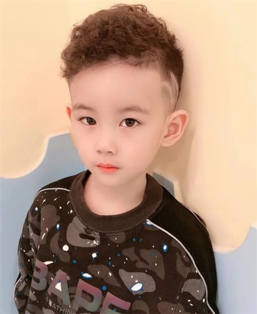 铲青发型可适用于各种发型风格,黑色油头发型衬得小男孩脸庞更稚气几