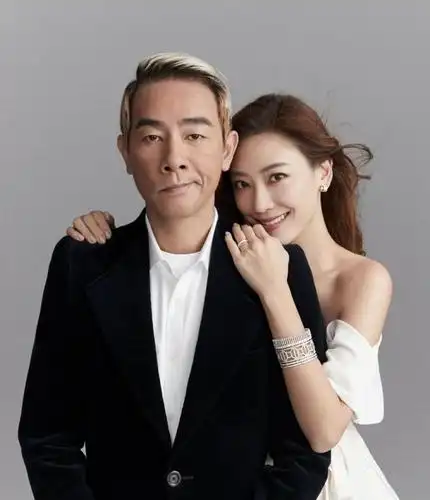 陈小春应采儿婚纱照(陈小春应采儿结婚9周年拍写真)