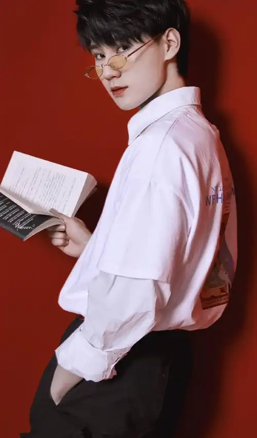 白色真的和少年适配度是最高的,好羡慕张真源优越的颜值!