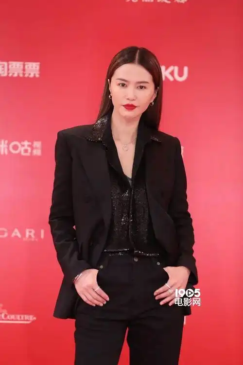 谭维维黑色西装成上影节红毯焦点