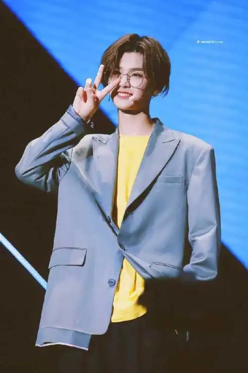 黄明昊应援色若芽绿_手机壁纸_电脑壁纸_桌面壁纸【图客网】