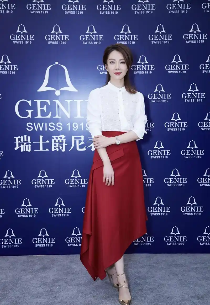 陈数魅力开挂!身穿浅雾霾紫色的流光礼服裙亮相红毯,高级减龄