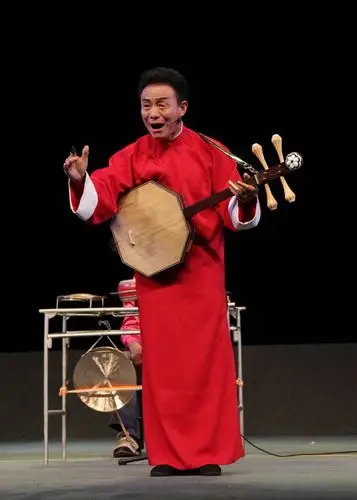 襄垣鼓书的传承人张俊华在潞安剧院说唱赢掌声