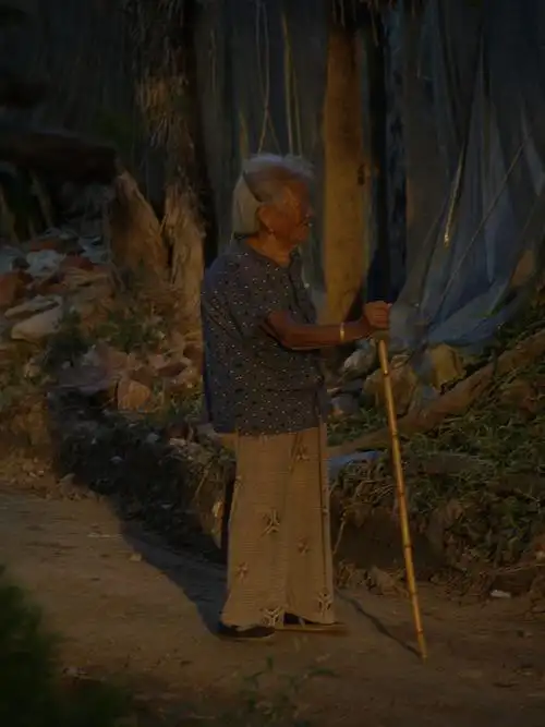 夕阳 br /> 乡间 黄昏 一缕残阳下的一位老人