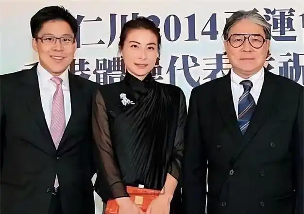 回顾郭晶晶父母搭经济舱参加婚礼还坐不到主桌她在霍家如何