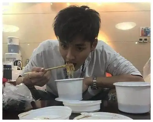 日常里被拍到吃饭的吴亦凡,修长的手指拿筷子的确有些吃力,把筷子