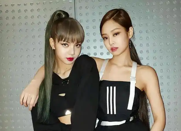 韩国女团大尺度造型惹争议,穿着令人费解,成员还有人_