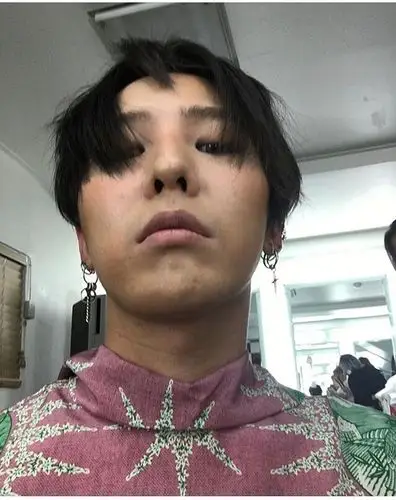 【慎入】权志龙为什么老爱这么自拍啊