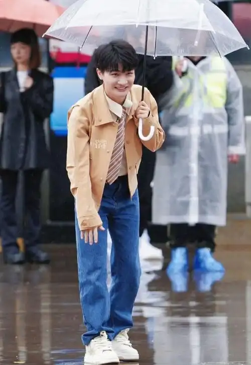 周深雨中跳着跟粉丝打招呼##周深你就宠粉丝吧##奔跑吧