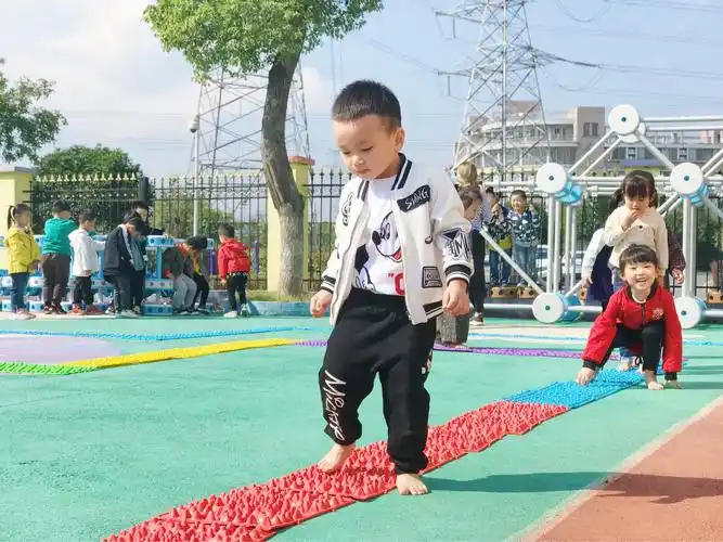 勇敢的宝宝们在挑战指压板