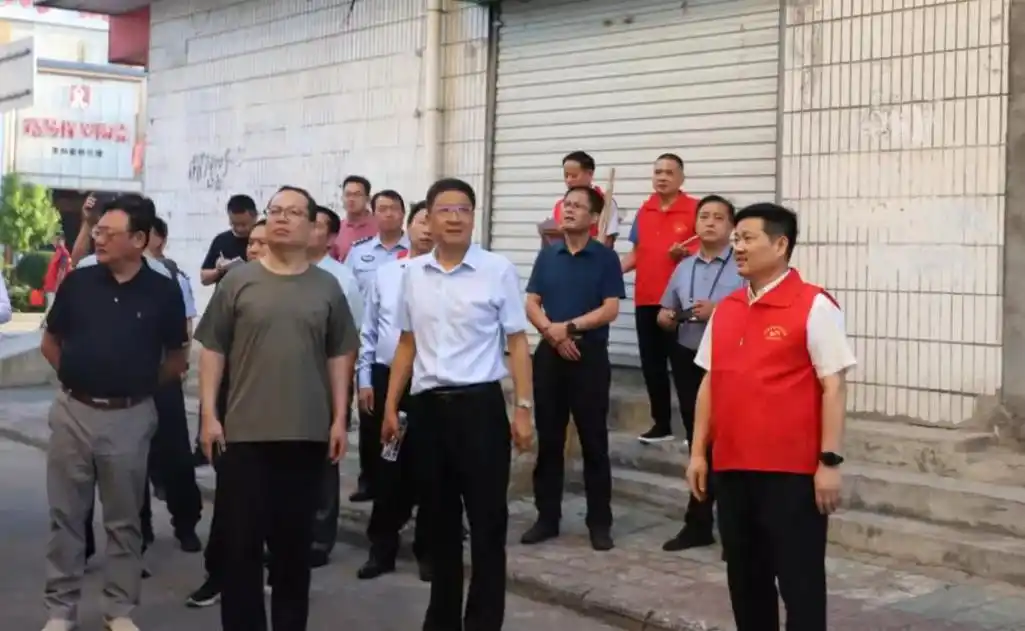 胡培刚带队沿崇福大道检查督导商城县美丽家园清洁行动