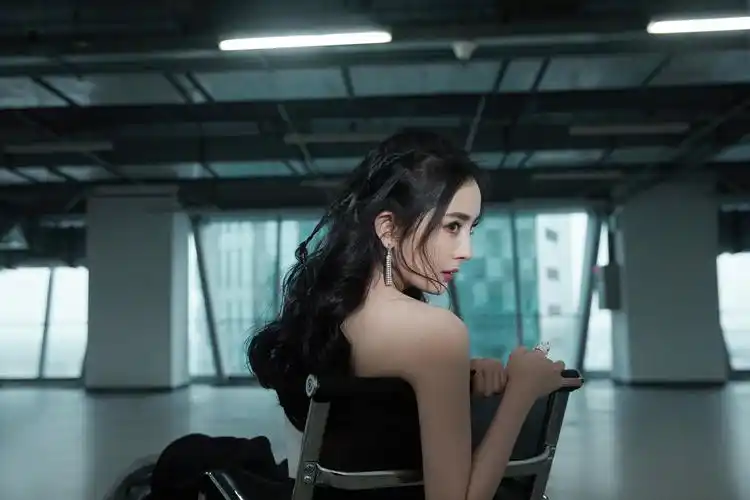 电脑壁纸 明星 大陆明星 杨幂裸色闪钻长裙礼服写真