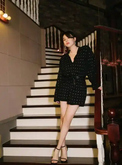 辟谣出国治抑郁症后现身,马思纯穿亮钻连衣裙,配高跟鞋优雅霸气_黑色