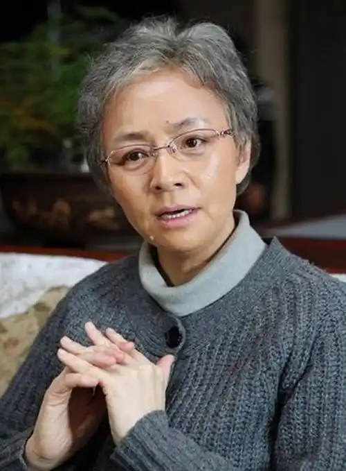 宋丹丹60岁公布退休,儿子巴图捧不红留遗憾?