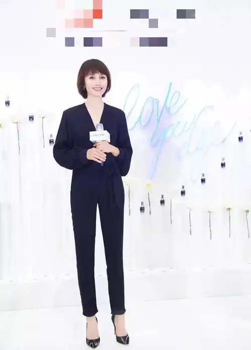 袁泉穿一身白,一个穿露肩短裙显小气,一个穿裤装大方优雅|裙子|高跟鞋