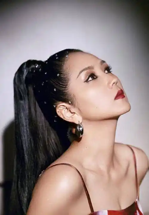 歌手何洁近照瘦到认不出,穿吊带裙纤瘦苗条,和从前判若两人_减肥_照片