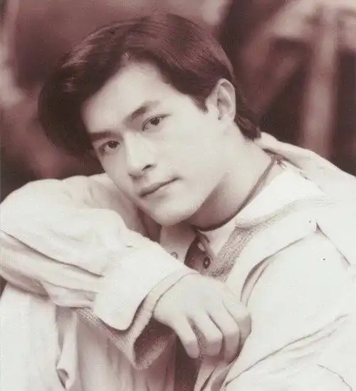 老牌男神青涩照:唐国强年轻时超鹿晗