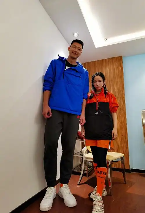 娄艺潇和213易建联合影,身高只差了5厘米?