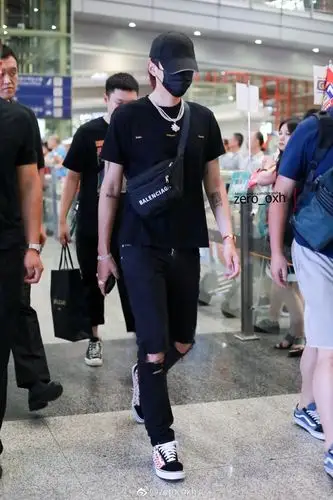 2018吴亦凡多伦多飞北京_高清图片大全-爱豆app