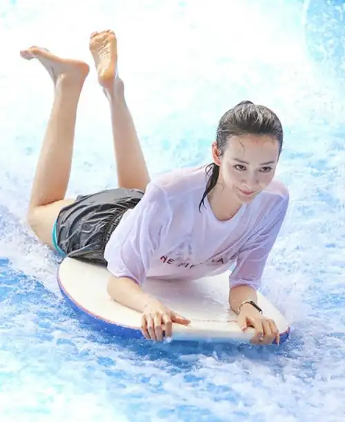 王鸥遭壮汉猛推入水冲浪板上划水上演湿身诱惑