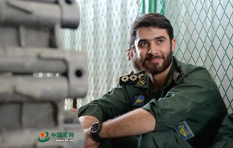 的年轻军官,帅得足以把那些装腔做势拉粉丝求关注的网红比到波斯湾去!