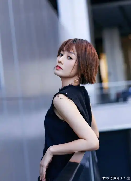 马伊琍秋日大片曝光 精致短发减龄手臂线条优越