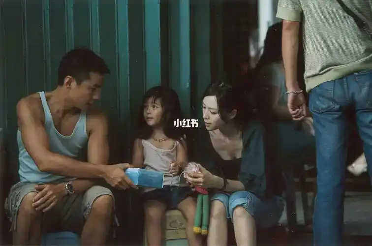 小女孩的关爱还是对一条狗的爱护浑身散发着让人移不开眼睛的魅力故事