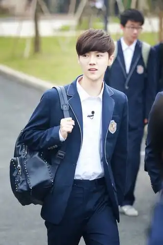 清爽干净 帅气迷人的鹿学长啊!穿校服的鹿晗真是很校草了～@m鹿m