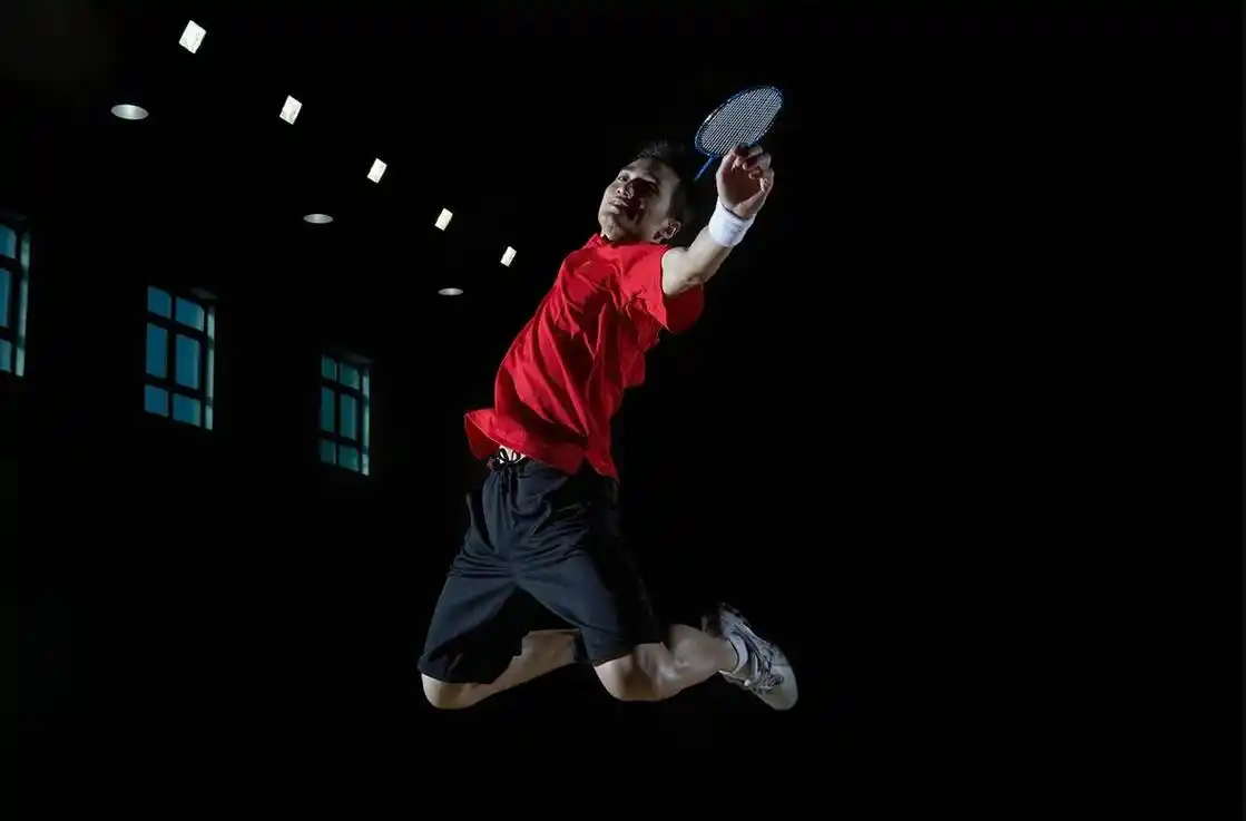 羽毛球扣球和杀球姿势和握拍