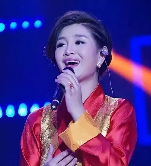 回顾歌手降央卓玛因丈夫高颜值倒追婚后生3胎如今怎么样了