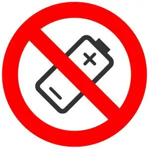 禁止标志与电池图标隔离在白色背景.电池是禁止矢量插图.