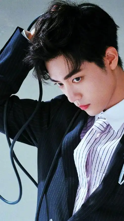 穿着一丝不苟的西装跪在地上,肖战这个勾魂