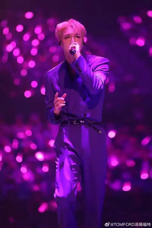 歌手@张艺兴身着#tom ford#2023秋冬男装系列亮相2023大航海巡回演唱