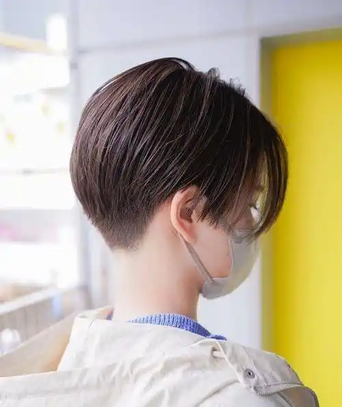 最美小姐姐短发拨到一边,利落时尚又个性,让她看起来更显瘦显高_发型
