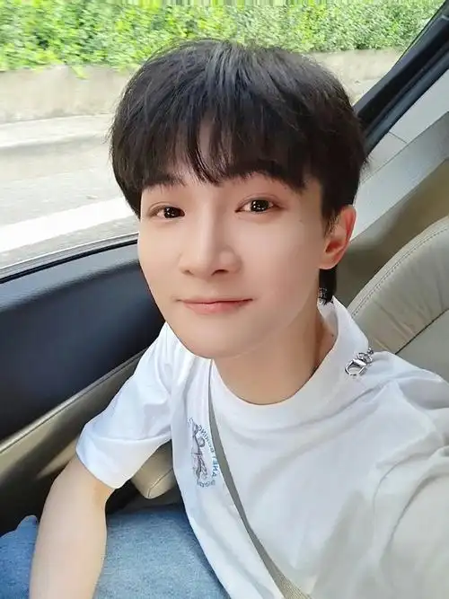 放一些我喜欢的小猫甜拽自拍摩多摩多@卡布叻_周深#周深929生日快乐