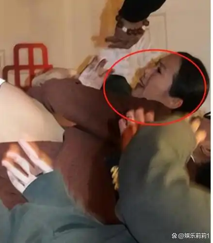 女星混娱乐圈有多难被占便宜吃豆腐也只能在边上陪笑