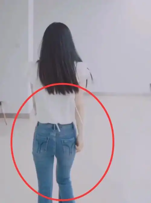 赵丽颖终于穿牛仔裤,转身那一刻,无滤镜下腿型真实了