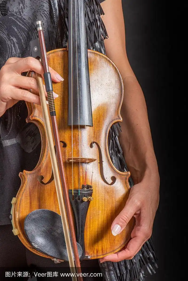 正在拉小提琴的女人双手拉着弓