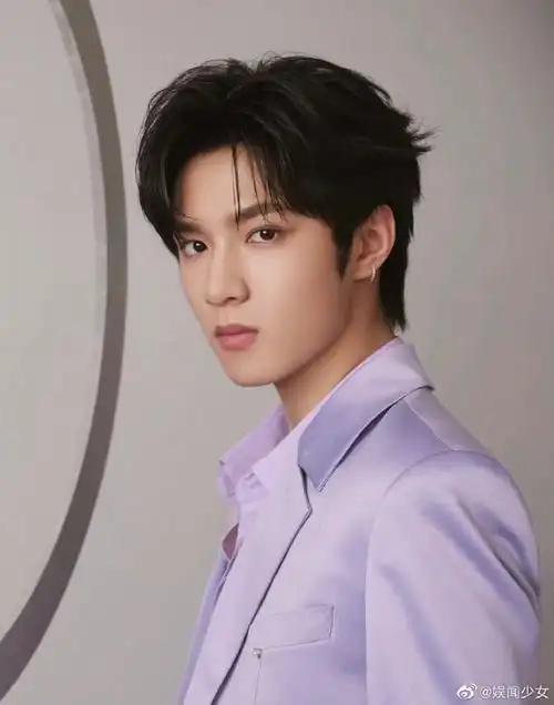 刘耀文锁骨战损妆