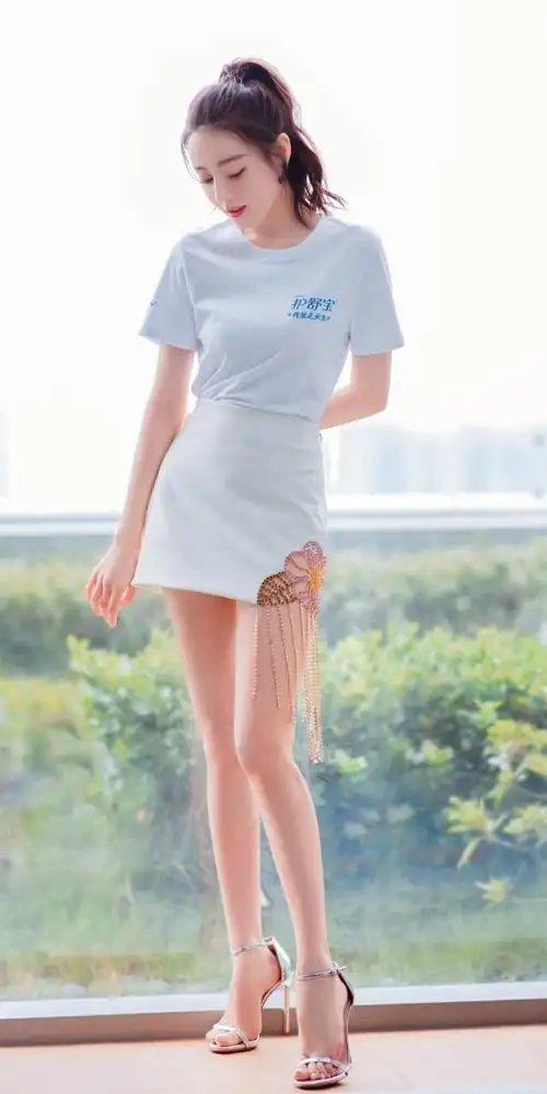 迪丽热巴大长腿写真壁纸:人美身材好